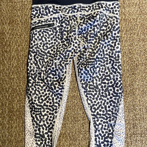 NEW LULULEMON Top Speed Crop Dottie Dash Grain Black Ace Spot size 2 - Picture 8 of 11